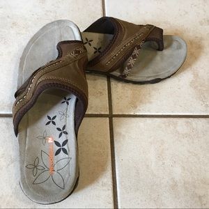Merely Terran Post II Sandals, size 7